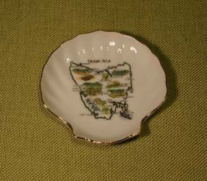 Tasmania - Plate in the shape of a shell (1)