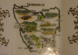 Tasmania - Plate in the shape of a shell (2)