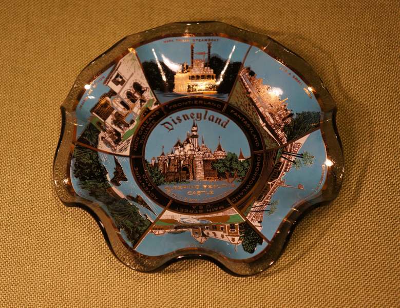 Disneyland - Wavy display plate (1)